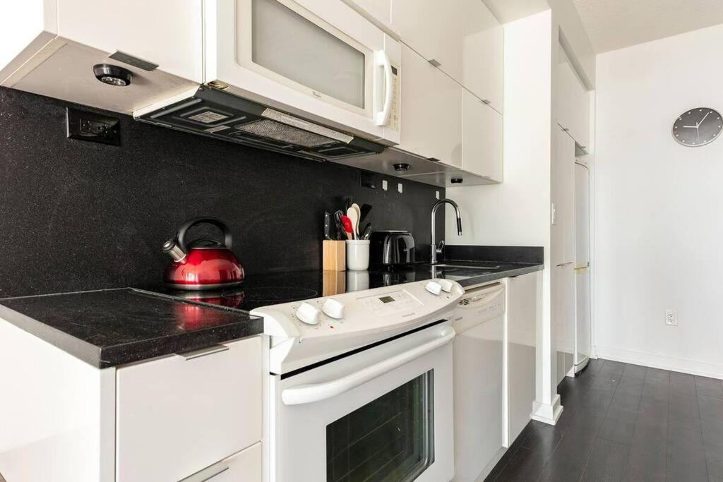 Guestic At Cityplace - Lake View & One Free Parking Toronto Eksteriør bilde
